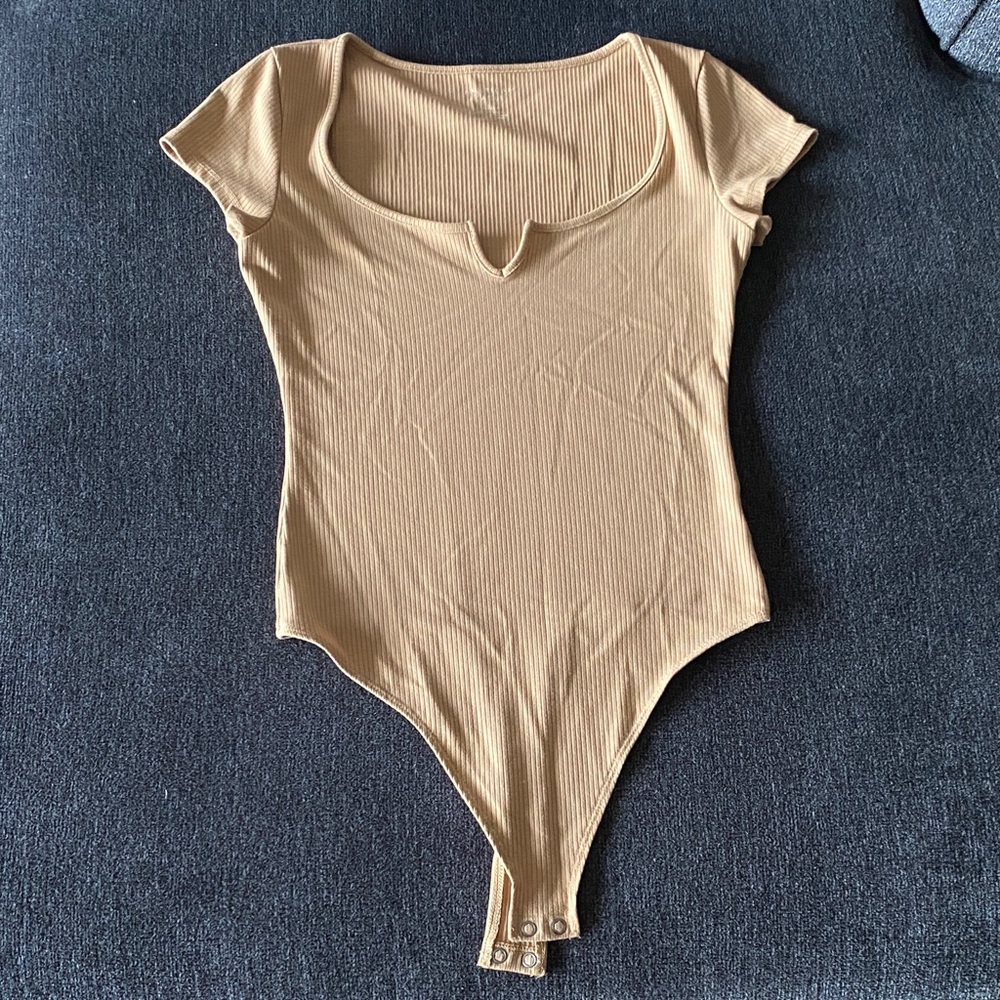Short-Sleeved Tan Ribbed Bodysuit- Size S US